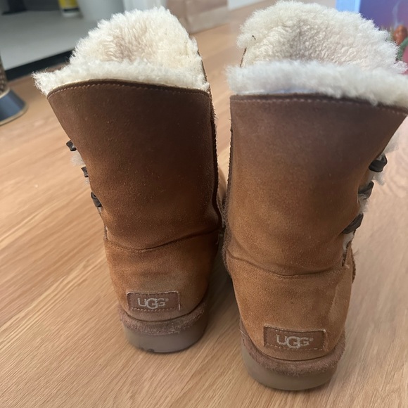 Tan uggs size 8 - Picture 7 of 12